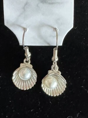 Brincos de pérola com concha tema praia concha de molusco tom prata pendurado fio francês - Imagem 1 de 4