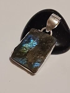 Colgante de piedras preciosas de plata 925 de labradorita en bruto. Impresionante. Rectangular (2350) - Imagen 1 de 10