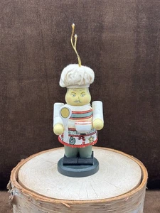 Vintage Koch Nussknacker Weihnachtsschmuck mit heißer Schokolade 4,75 cm groß - Bild 1 von 17