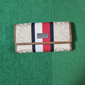 Cartera para mujer Tommy Hilfiger / rojo tostado/blanco/azul bolsillo / patrón TH - Imagen 1 de 7