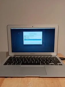 Apple MacBook Air A1465 11 inch Screen 1.6GHz Intel Core i5 (No SSD/ No OS) - Afbeelding 1 van 12