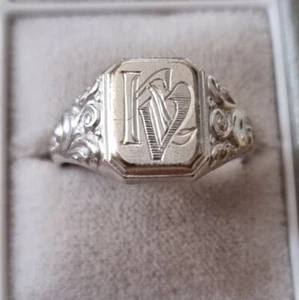 URALTER Herrenring versilbert Monogramm KV od. VK ungeputzt anschauen!   67 - Picture 1 of 4