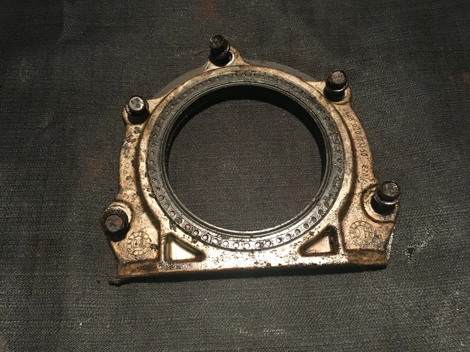 01-03 Dodge Caravan Chrysler Voyager 3.3L EGA carcaça de vedação principal traseira com parafusos - Imagem 1 de 1