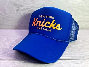 SPORT NEW YORK KNICKS ARE RÜCKEN BLAU MÜTZE 5 PANEL HOHE KRONE TRUCKER DRUCKKNOPFLASCHE - Bild 1 von 3