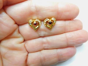Pendientes perforados de metal corazón de metal con corazón perforado rojo transparente tono dorado de colección - Imagen 1 de 4