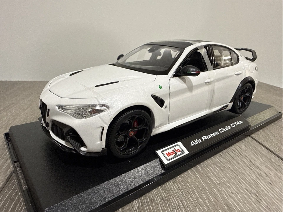 Полностью новый Alfa Romeo Giulia GTAm белый масштаб 1:18 Maisto литой - Изображение 1 из 4
