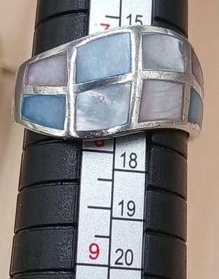 Este es un anillo de plata de ley con un patrón de mosaico de incrustación de nácar. Foto 1 de 3