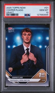2025 Topps NOW - Cooper Flagg - Draft Night #D1 Rookie Card in Mano! - PSA 10 - Foto 1 di 3