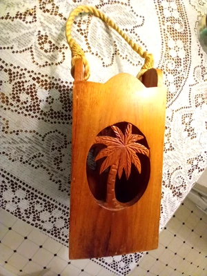 Soporte de vino de madera tallado a mano Filipinas palmeras en ambos lados mango de cuerda Foto 1 de 4