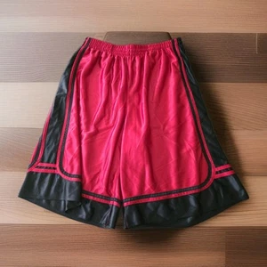 Pantaloncini Choice Sportswear rosso nero lucido abbaglianti uomo XL a righe basket usati in ottime condizioni - Foto 1 di 11
