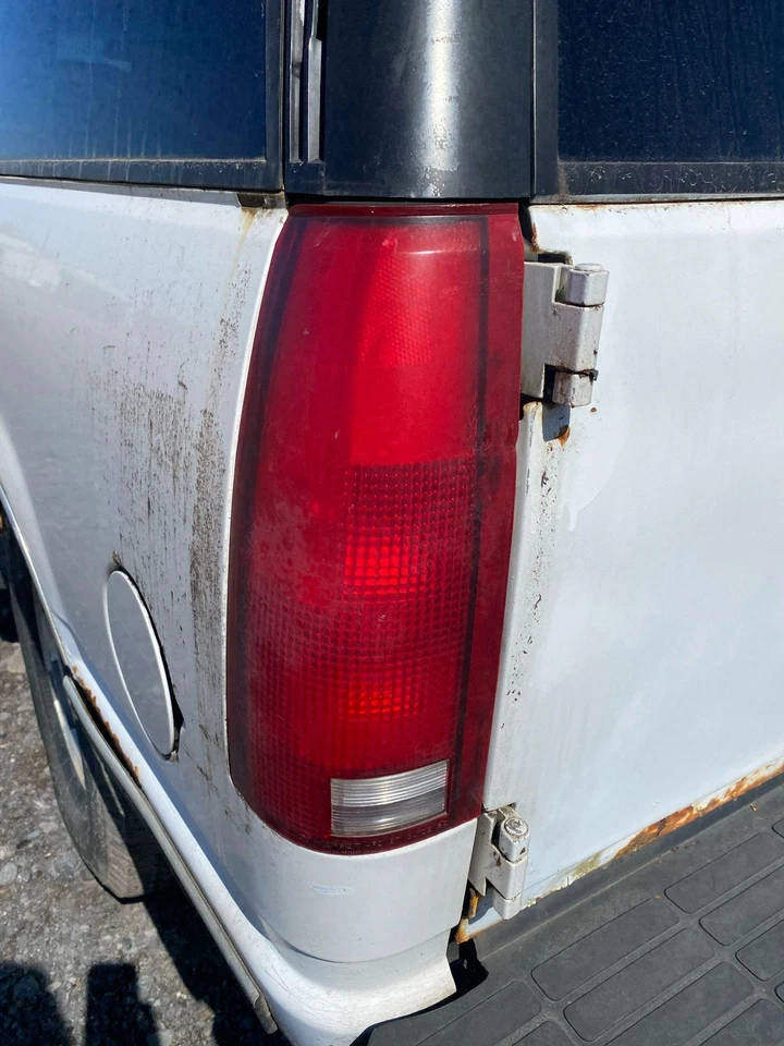 95 96 97 98 99 00 Conjunto de luz trasera lado del conductor izquierdo CHEVY TAHOE Foto 1 de 1