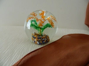 ART GLASS PAPERWEIGHT Ornament White & Orange Flower Bubbles Round Ball Globe - Picture 1 of 18