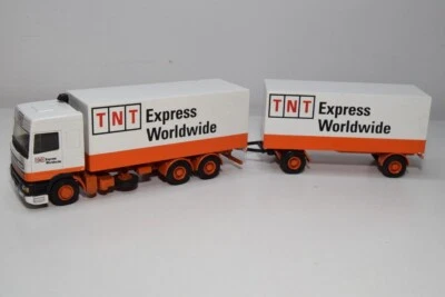 B54 1:50 LION CAR DAF 95 TRUCK WITH TRAILER TNT EXPRESS WORLDWIDE EXC. COND. - Image 1 of 4