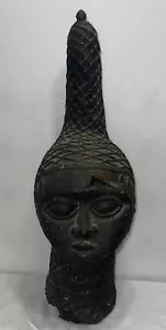 Cabeza conmemorativa de una reina de Edo, Reino de Benín, Nigeria, en bronce - Imagen 1 de 11