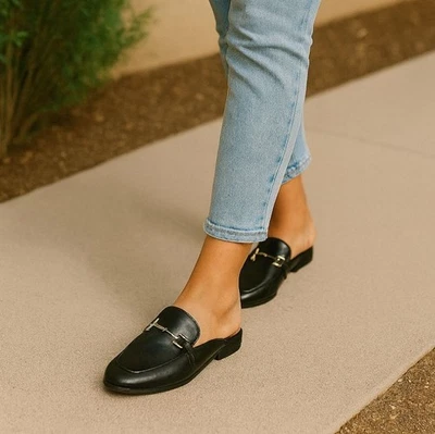 Torrid Slip On Mules 10.5 Negro Imitación Cuero Tono Dorado Broca de Caballo Preppy Mínimo Foto 1 de 4