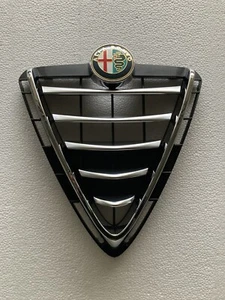 Griglia Scudo Cuore Alfa Giulietta 2013> (V cromata Lame Satinate) Compreso Logo - Picture 1 of 2