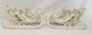 Ein antikes Paar kontinentale Porzellanschalen, Damen am Schlitten, mit Cherubis - Bild 1 von 10