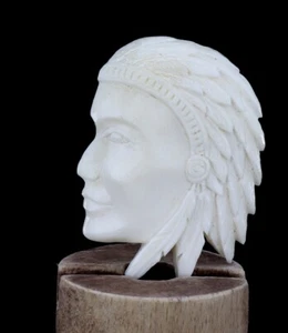 Schnitzerei Knochen Miniatur Indianer Adlerfedern 45 x 30 mm Indonesien IV-5 - Picture 1 of 6