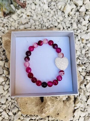Bracciale con cuore  in pietra lavica  e pietre agate handmade - Immagine 1 di 2
