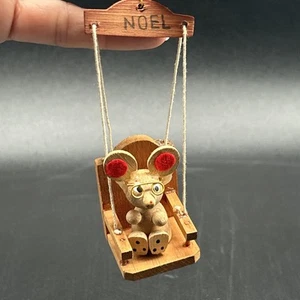 Vintage Holz Ornament Maus im Schaukelstuhl kitschig süß - Bild 1 von 10