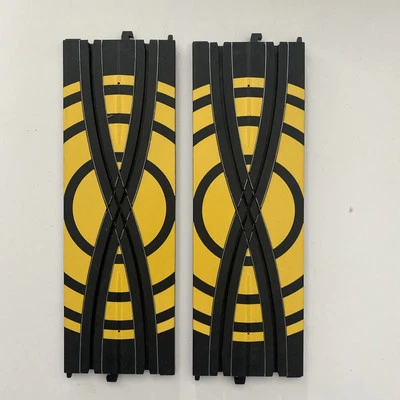 2 coches tragamonedas NASCAR 593110 Cross Over Track 9" Criss Lane Race de carreras realistas Foto 1 de 4