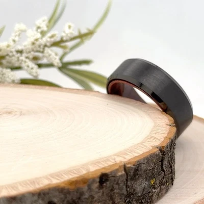 Elegante anillo de tungsteno unisex de 8 mm con incrustación de madera roja y banda de diseño de metal cepillado Foto 1 de 4