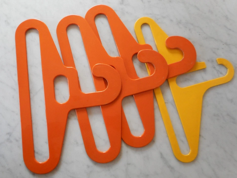 Lot  4 Cintres Ingo Maurer Prisunic plastique Années 70 Vintage - Photo 1/4