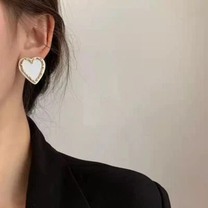 On Trend bellissimo orecchino a perno cuore bordato oro e smalto bianco 25 mm T2:1 - Foto 1 di 9