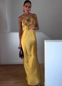 ZARA: Vestido de satén con flor en relieve: 7521/901 | *Compradores del Reino Unido_Sin comisiones de importación* | - Imagen 1 de 10