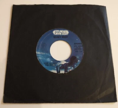 QUIET RIOT - CUM ON FEEL THE NOIZE VINYL 45 RPM.USA ISSUE. PLAYS EXCELLENT. - Image 1 of 4