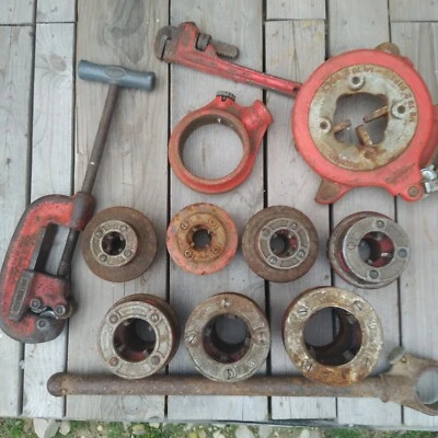 RIDGID Manual Pipe Threader Set Dies ½, ¾, 1, 1¼, 1½, ⅛-2" Handle Pipe Cutter - Image 1 of 4