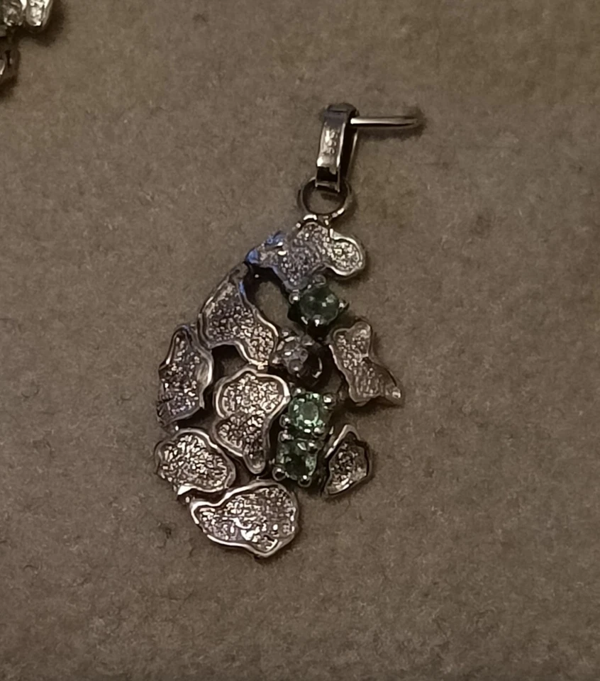 Anhänger 585/- GG mit Smaragden und Diamanten  - Bild 1 von 1