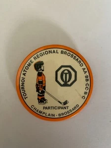 Vintage Metal Pin - TOURNOI ATOME RÉGIONAL BROSSARD, Champlain, Hockey RARE - Picture 1 of 2