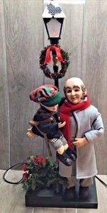 Pequeñas figuras eléctricas animadas de Tim & Bob Cratchit y corona iluminada 36" - Imagen 1 de 17