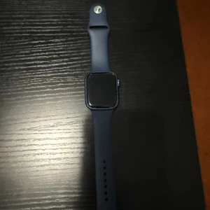 Apple Watch Series 7 45mm Blue Aluminum Case with Abyss Blue Sport Band... - Photo 1 sur 4