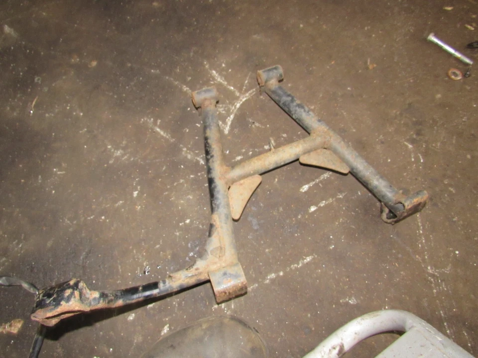 Suporte central 1982 Suzuki GS1100 GL - Imagem 1 de 1