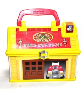 Lonchera Fisher‐Price 2008 estación de bomberos para llevar - sin termo - 8′′ de alto - Imagen 1 de 9
