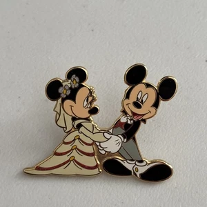 DISNEY DLRP MICKEY AND MINNIE MOUSE WEDDING PIN BADGE BRIDE GROOM HOLDING HANDS - Picture 1 of 3