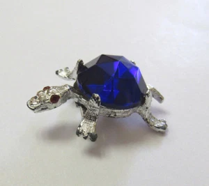 VTG 1960s INDIGO BLUE CRYSTAL TURTLE BROOCH 1 5/8" LONG AMBER CRYSTAL EYES - Picture 1 of 9
