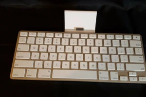 A1359 Genuine Apple iPad 1,2,3 Keyboard Dock 1st 2nd 3rd Gen iPod iPhone 30 pin - Picture 1 of 3