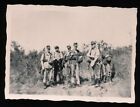 Foto - żołnierze z czapką polową bez. "W obozie bawarskim" - II wojna światowa