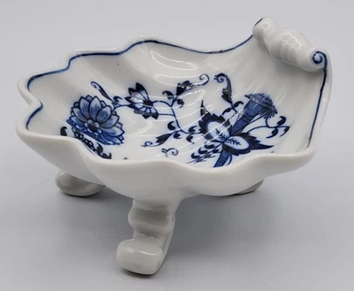 Plato en forma de cáscara con patas de cebolla azul Danubio 4 1/2" x 4 1/4" x 2 1/2" pancarta Foto 1 de 4