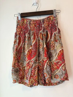 Bolsa de Papel Paisley Audaz Pantalones Cortos Cintura Elástica Bolsillos Rojo Mediano Hecho en Indonesia Foto 1 de 4