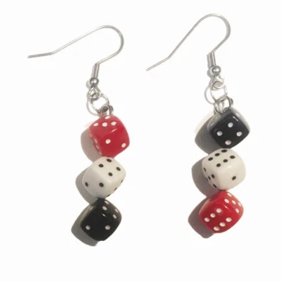 Mini PENDIENTES DADOS FUNKY - Juego de dados de casino amuletos de la suerte joyería - ROJO NEGRO BLANCO Foto 1 de 2