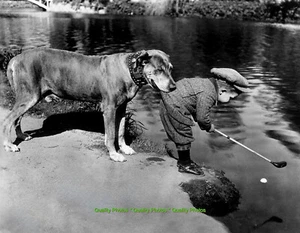 Perro ayuda a joven golfista a jugar peligro de agua 8,5x11" impresión fotográfica de colección divertido golf - Imagen 1 de 1