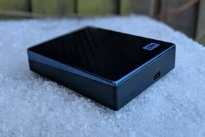 Radio 1 Essential Mixes DJ-Sets PORTABLE 500GB USB3 HARD DRIVE (1993 - 2025) - Foto 1 di 11