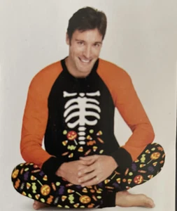 Juego de pijama de 2 piezas de Halloween para hombre 3X 54-56 que brilla en la oscuridad caramelo Skelly nuevo con etiquetas - Imagen 1 de 3