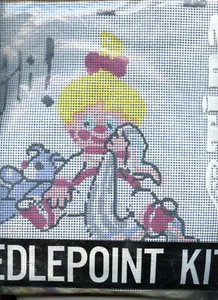 Baby mit Decke - 10 Netz Nadelstich Kit - Vintage TIna of California - geöffnet - Bild 1 von 2