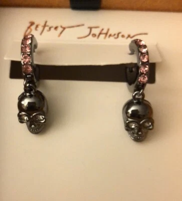Pendientes de aro Huggie tono bronce Betsey Johnson con dije de calavera detalles de cristal  Foto 1 de 4