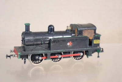 HORNBY DUBLO 2207 2 RAIL BR 0-6-0 CLASS R1 TANK LOCOMOTIVE 6167 3om - Image 1 of 4